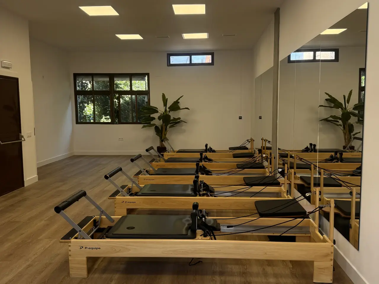 Lagar Studio · Sala de pilates reformer en Aravaca (Madrid). Estudio boutique en grupos de máximo 5 personas, con correcciones reales.
