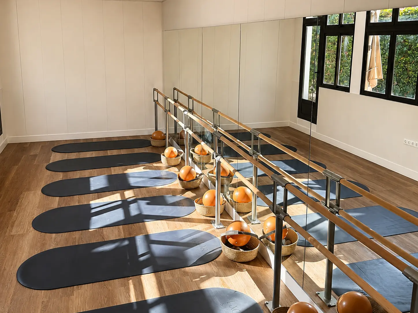Sala Jardín de Lagar Studio: techos altos, luz natural y el jardín al otro lado de los ventanales